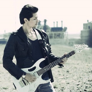 ئېليار ئەزىز